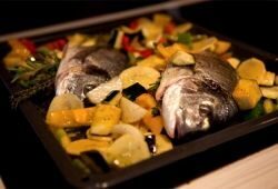 добавляем овощи к рыбе